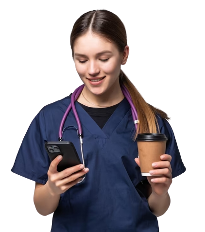 médica usando celular enquanto toma café - NUBO.MED